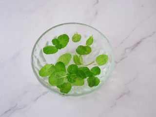2、柠檬薄荷饮,薄荷叶先用盐水浸泡10分钟