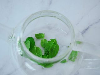 5、柠檬薄荷饮,将薄荷叶都放入壶中