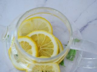 6、柠檬薄荷饮,加入柠檬