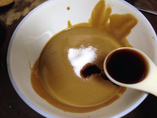 1、简版鸡丝凉面,麻酱入碗，加入盐，加入生抽