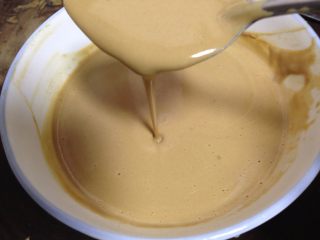 2、简版鸡丝凉面,再加入适量清水，调和成麻酱汁