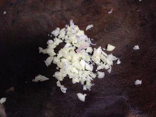 3、简版鸡丝凉面,蒜切碎