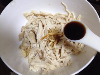4、简版鸡丝凉面,冷却好的鸡胸肉用手顺着纹理撕成条，加入生抽