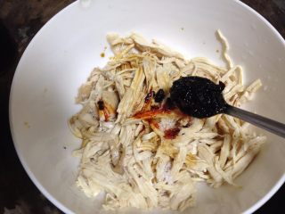 7、简版鸡丝凉面,老干妈豆豉辣酱拌匀