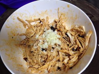 8、简版鸡丝凉面,加入蒜粒