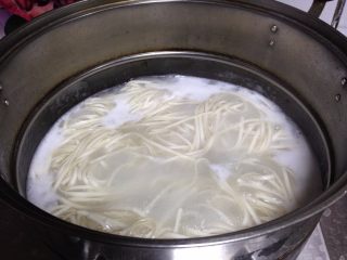9、简版鸡丝凉面,面条入开水锅煮至成熟