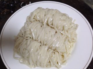 10、简版鸡丝凉面,冷却好的面入盘