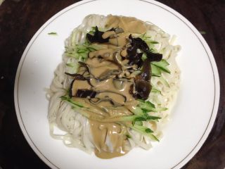 11、简版鸡丝凉面,浇上麻酱汁