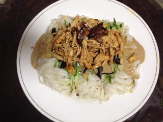 12、简版鸡丝凉面,最后加入拌好的鸡丝