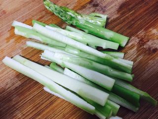 3、芝麻芦笋凉拌面,对半切成长条状