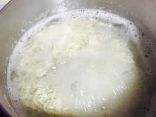 7、芝麻芦笋凉拌面,然后下面饼，煮2-3分钟左右即可