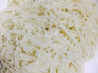 8、芝麻芦笋凉拌面,煮好的面条捞出立刻冲冷水（面条降温的同时口感更q）