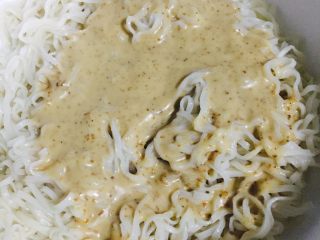 9、芝麻芦笋凉拌面,面条中加入芝麻酱