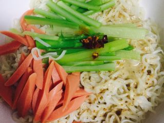 10、芝麻芦笋凉拌面,加入芦笋、火腿和适量辣椒油，再滴几滴花椒油