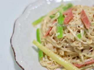 13、芝麻芦笋凉拌面,不仅好吃，拍起来也好看。口感特别清爽特别香。吃两碗也无负担