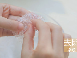 3、星空雪燕杯「厨娘物语」,泡发好的雪燕去除杂质。