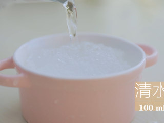 4、星空雪燕杯「厨娘物语」,放入碗中,倒入100ml清水。