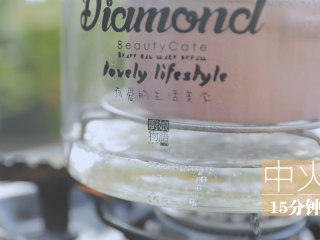 6、星空雪燕杯「厨娘物语」,放入蒸锅中中火蒸10分钟,也可以用养生壶隔水炖哦~