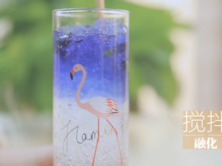 9、星空雪燕杯「厨娘物语」,顶部放入2g蝶豆花搅拌出蓝色。