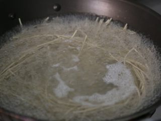 4、武汉热干面,放入热干面面条,煮至6分熟,面中间有白心四周煮熟。
