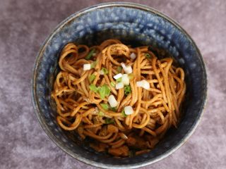11、武汉热干面,根据自己口味,放入醋、老干妈,搅拌均匀。