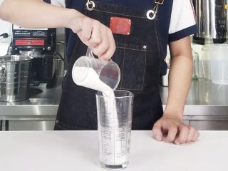 2、奶茶控们的福音，让你的奶茶肚换个口味,取雪克杯，倒入866植脂末