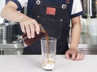 3、奶茶控们的福音，让你的奶茶肚换个口味,倒入吟香红茶茶汤