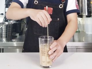 4、奶茶控们的福音，让你的奶茶肚换个口味,充分搅拌均匀