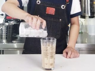 6、奶茶控们的福音，让你的奶茶肚换个口味,加入冰块