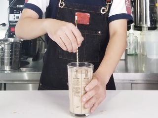 7、奶茶控们的福音，让你的奶茶肚换个口味,充分搅拌，使饮品快速降温
