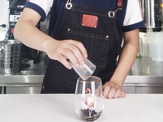 8、奶茶控们的福音，让你的奶茶肚换个口味,取冷饮杯，倒入仙草魔芋