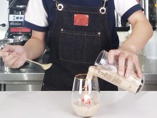 9、奶茶控们的福音，让你的奶茶肚换个口味,倒入调制好的奶茶