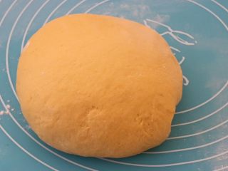 10、南瓜发面饼,排气再揉成光滑面团