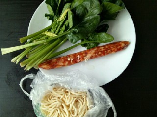 1、香锅炒面,备好食材：鲜面，腊肠，菠菜；菠菜、腊肠洗净；