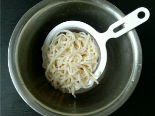 7、香锅炒面,面条烹饪前，沥干水分备用；