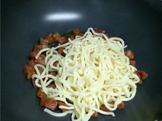 10、香锅炒面,再放入面条；