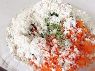 4、蔬菜核桃彩虹饼—吃法百变彩虹饼,加入藜麦粉简单搅拌混合