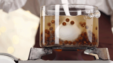 2、网红脏脏茶,边煮边搅