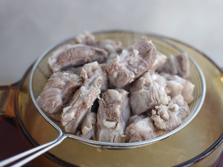 3、排骨焖饭,捞出排骨沥干水分