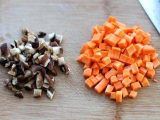 4、排骨焖饭,将泡发的香菇和胡萝卜切成小丁