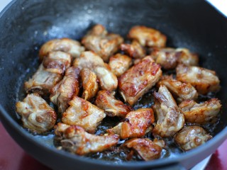 7、排骨焖饭,放入排骨炒至上色