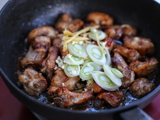 8、排骨焖饭,接着放入葱花、蒜末和姜丝翻炒均匀