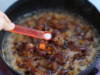 11、排骨焖饭,按口味调入盐炒匀