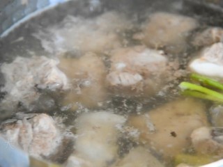 1、排骨土豆焖饭—拥有这样一锅饭，感觉超满足,排骨冷水下锅，加入葱、姜、料酒。