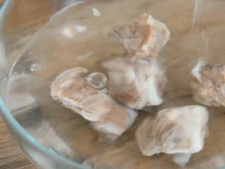 2、排骨土豆焖饭—拥有这样一锅饭，感觉超满足,大火烧开，捞出过清水洗净