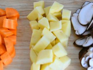 3、排骨土豆焖饭—拥有这样一锅饭，感觉超满足,土豆、胡萝卜切小块，香菇切片。