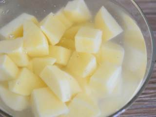 4、排骨土豆焖饭—拥有这样一锅饭，感觉超满足,土豆过清水洗去淀粉。