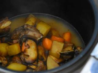 8、排骨土豆焖饭—拥有这样一锅饭，感觉超满足,大米洗净，水略少于平时，加入炒过的排骨和配菜。