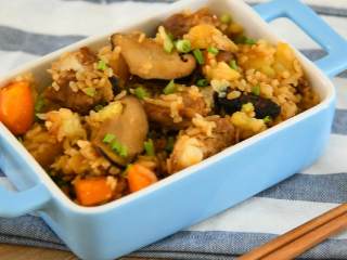 11、排骨土豆焖饭—拥有这样一锅饭，感觉超满足,香气扑鼻，闻着就想吃。