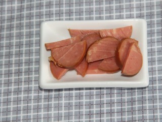 4、煎蛋炒方便面,切成片